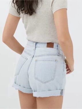Urban Outfitters BDG Mom High-Rise Cuffed Hem Light-Wash Shorts Sz26